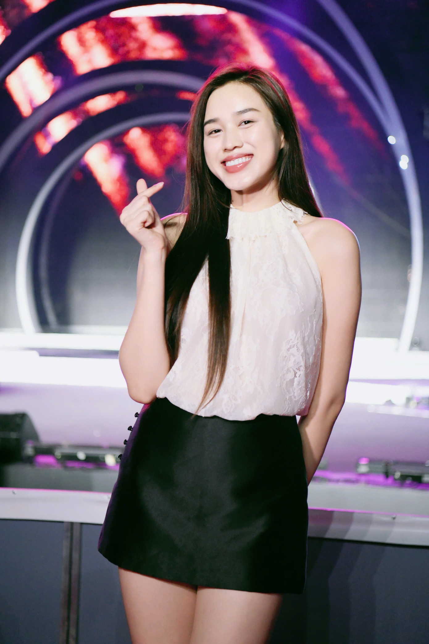 Đỗ Thị Hà cho rằng danh hiệu hoa hậu đi kèm áp lực, đòi hỏi sự cân bằng và trách nhiệm lớn từ các cô gái trẻ. Cô thừa nhận bản thân từng chịu áp lực lớn sau khi đăng quang. Tuy nhiên, Đỗ Hà xem đây là thách thức chung với hầu hết các hoa hậu.