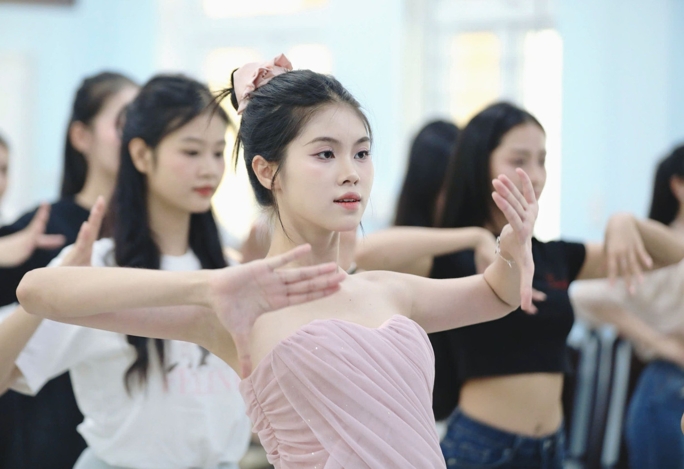 Thí sinh Võ Đoàn Bảo Hà bày tỏ hào hứng khi biết cô và các thí sinh trình diễn bikini trên nền nhạc do ca sĩ Hồ Ngọc Hà thể hiện. "Tôi nghĩ đó là một bất ngờ với chúng tôi và khán giả. Buổi tập đầu tiên mang đến cho tôi nhiều năng lượng. Hy vọng đêm chung kết sẽ thật sự bùng nổ và mãn nhãn", Bảo Hà nói.