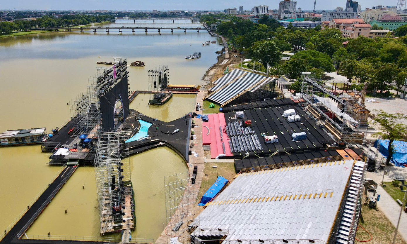 Tổ chức sân khấu ngoài trời đối mặt nhiều rủi ro. Tuy nhiên, BTC Hoa hậu Việt Nam 2024 chấp nhận đánh đổi với mong muốn mang lại một đêm chung kết bùng nổ, mãn nhãn cho khán giả.