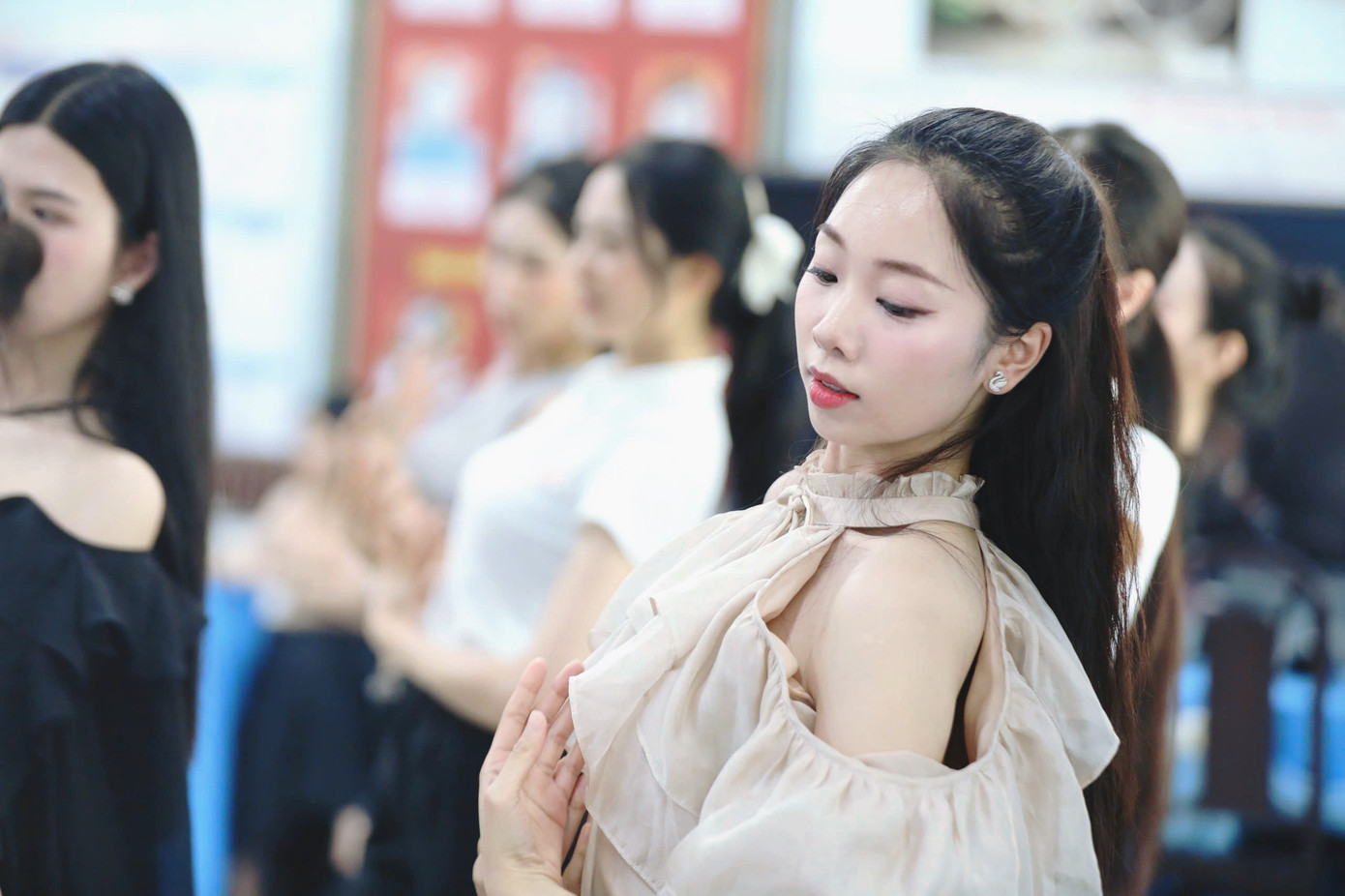 Thí sinh Phạm Thùy Dương chia sẻ cô nhìn thấy rõ sự tiến bộ của Top 25 Hoa hậu Việt Nam 2024. "Không chỉ nhớ bài, thuộc động tác, tôi thấy được tinh thần, năng lượng của các thí sinh trong bài tập hôm nay. Hy vọng sự nỗ lực của từng cá thể tạo ra mùa giải thành công và thuyết phục", Thùy Dương cho hay.