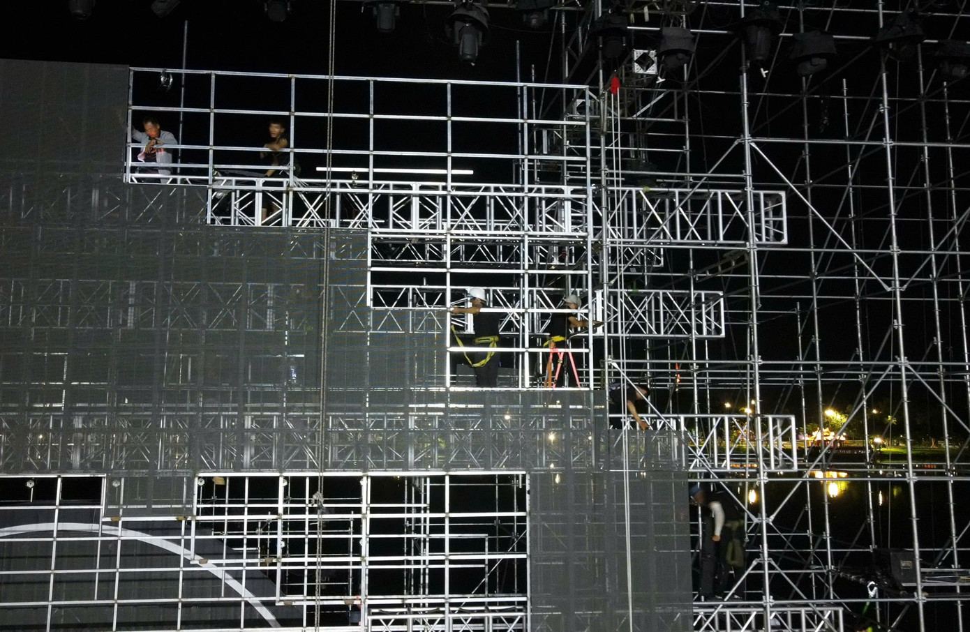 Vào lúc 1h ngày 25/6, hàng chục công nhân vẫn đang hối hả, tay kìm, tay đục trên công trường, gấp rút hoàn thiện sân khấu chung kết Hoa hậu Việt Nam 2024 trên mặt nước sông Hương.