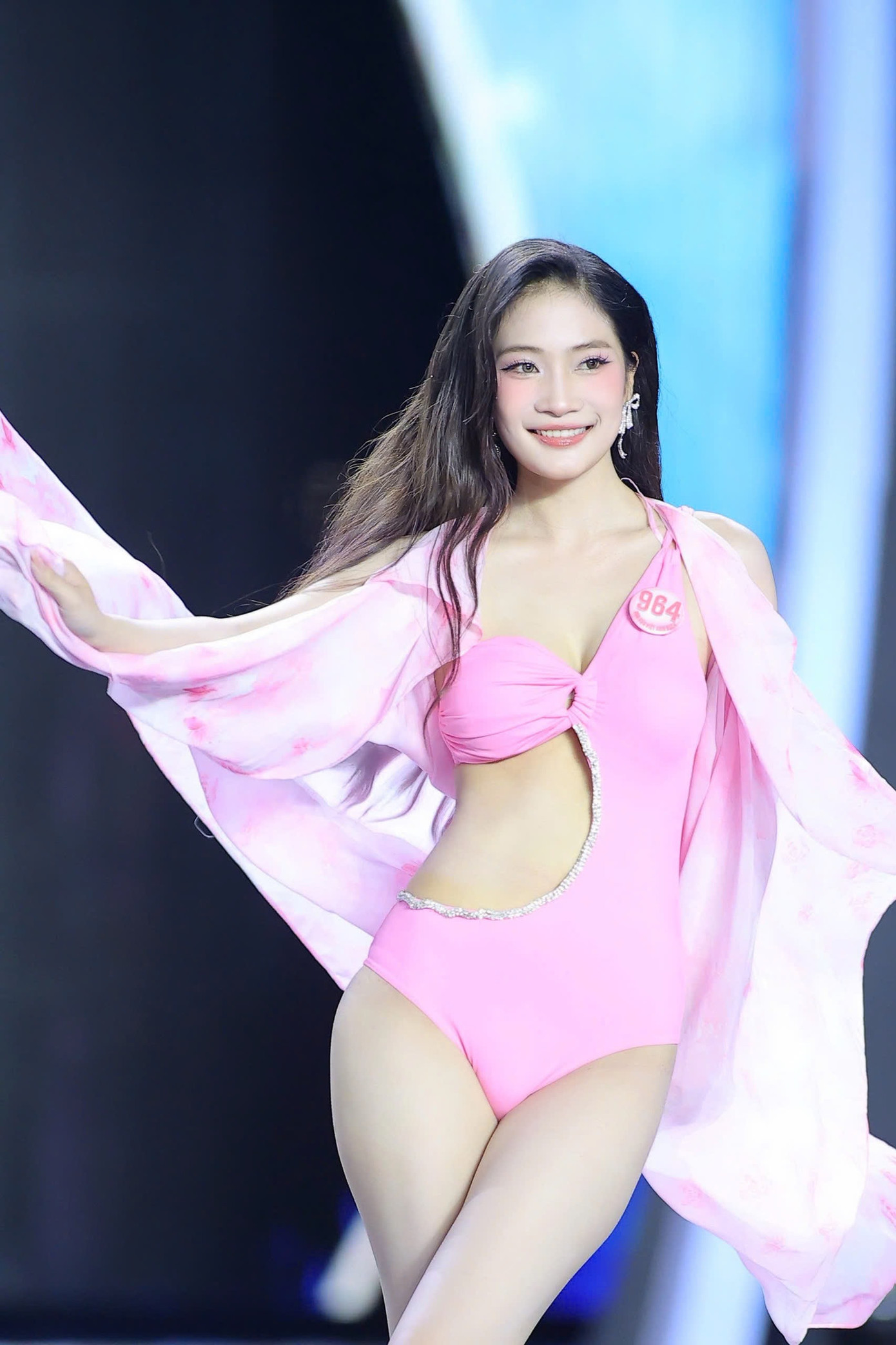 Phùng Thị Hương Giang cao 1,74 m, số đo ba vòng 81-62-96 cm.