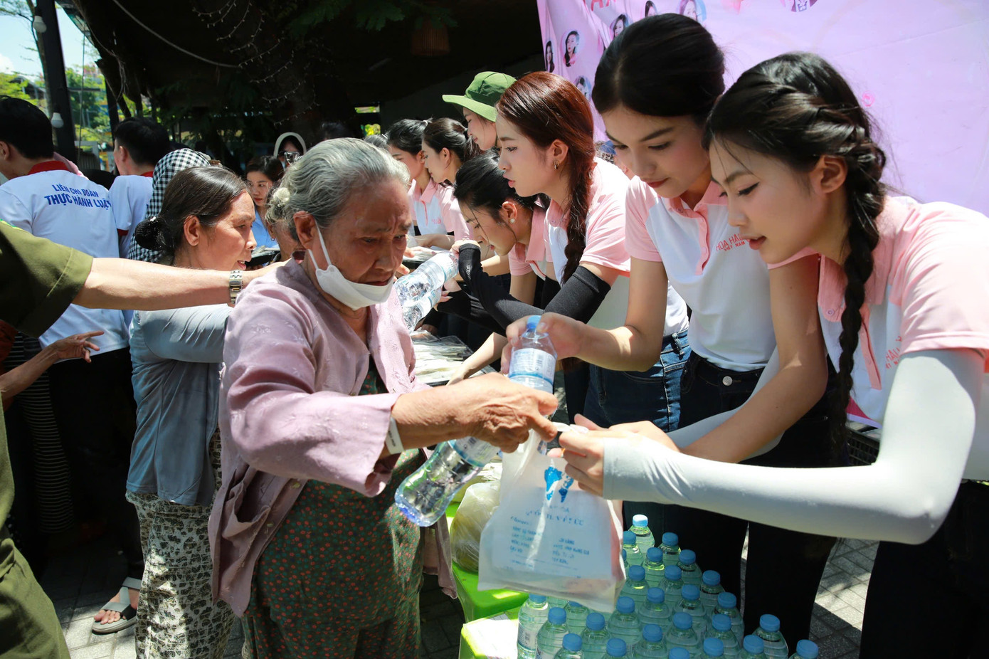 Hình ảnh thí sinh Hoa hậu Việt Nam đứng dưới nắng hè phát cơm gây xúc động. “Lần đầu gặp gỡ các thí sinh Hoa hậu Việt Nam, tôi có ấn tượng khá đặc biệt. Những cô gái trẻ thể hiện sự hòa đồng, thân thiện. Dù thời tiết nắng gắt nhưng các bạn vẫn rất năng lượng. Năm nay, hai đại diện Huế vào chung kết, hy vọng họ đạt thành tích cao, đem lại niềm tự hào cho quê hương”, chị Thanh Nhàn cho hay.