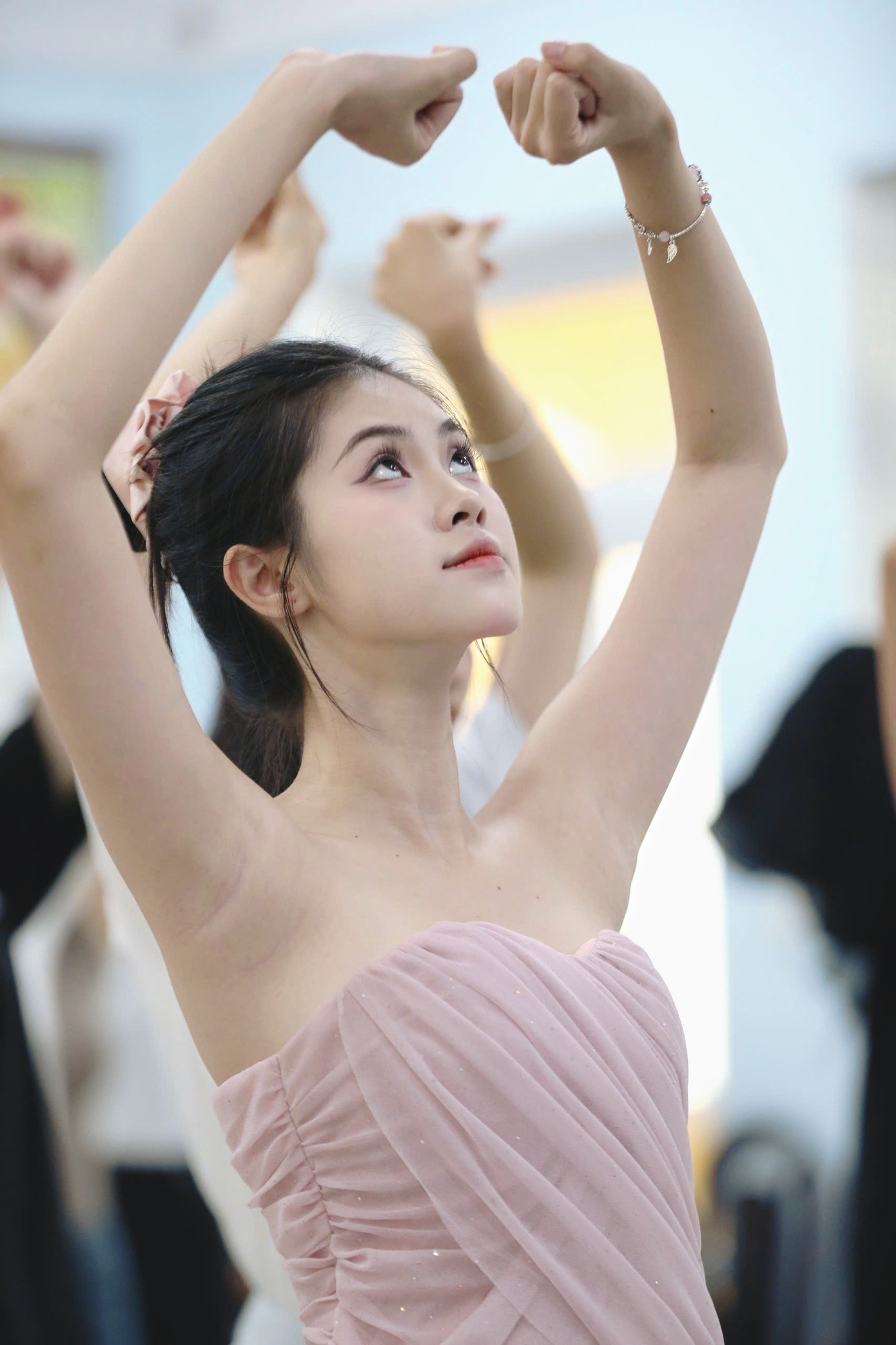 Thí sinh Võ Đoàn Bảo Hà bày tỏ hào hứng khi biết cô và các thí sinh trình diễn bikini trên nền nhạc do ca sĩ Hồ Ngọc Hà thể hiện. "Tôi nghĩ đó là một bất ngờ với chúng tôi và khán giả. Buổi tập đầu tiên mang đến cho tôi nhiều năng lượng. Hy vọng đêm chung kết sẽ thật sự bùng nổ và mãn nhãn", Bảo Hà nói.