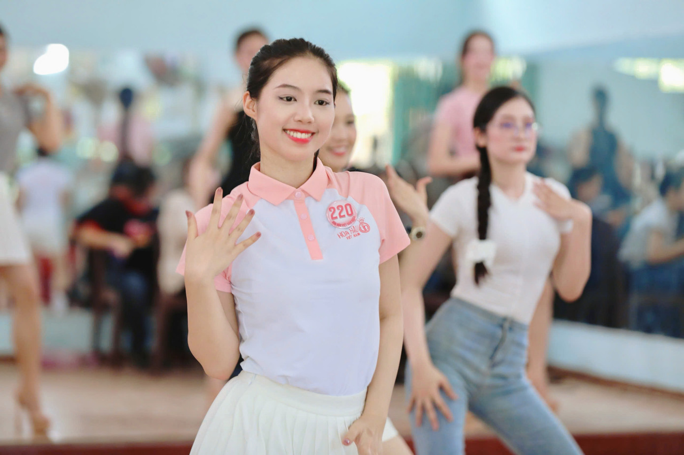 Thí sinh miệt mài tập luyện trước đêm chung kết. Ảnh: Hồng Vĩnh. Thí sinh miệt mài tập luyện trước đêm chung kết. Ảnh: Hồng Vĩnh.