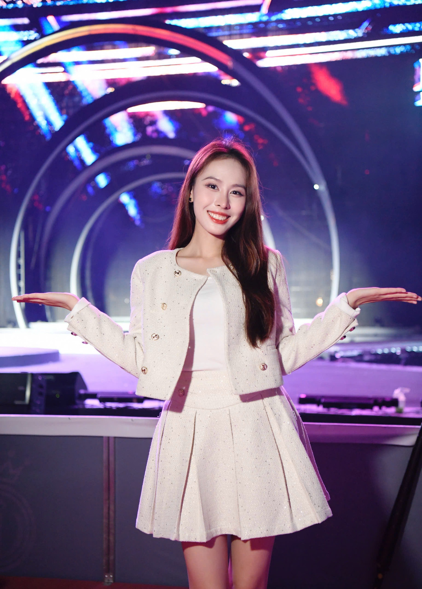 Á hậu Ngọc Hằng bật mí cô và Á hậu Trịnh Thùy Linh sẽ có màn trình diễn chung với các thí sinh. “Trong nhiệm kỳ, Top 3 Hoa hậu Việt Nam 2022 đã làm tốt trọng trách, sứ mệnh của mình. Tôi không có gì nuối tiếc và luôn nỗ lực để hoàn thiện bản thân”, cô nói.