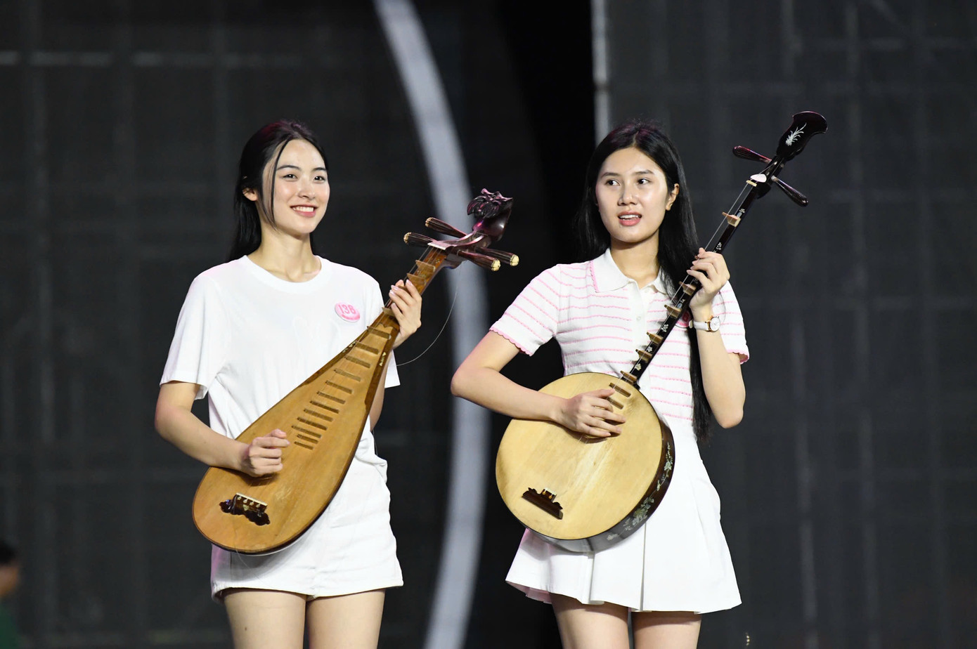 Ngay cả loạt ảnh mặt mộc hay khoảnh khắc ở hậu trường, Vân Nhi cũng được khen hết lời nhờ đường nét hài hòa, làn da căng bóng, biểu cảm rất tự nhiên. Thậm chí, khán giả ưu ái gọi cô là "mỹ nhân mặt mộc".