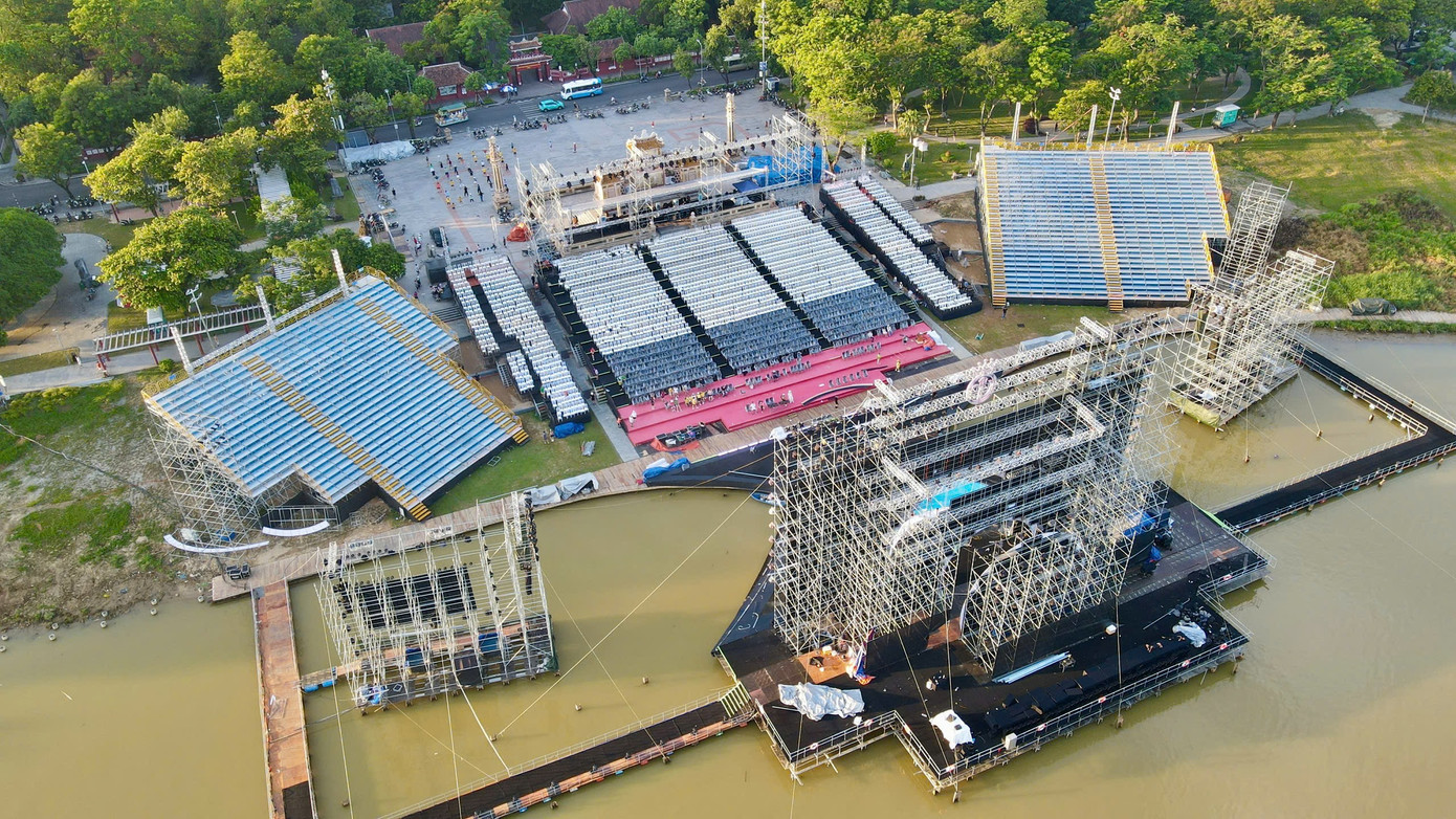 Theo ghi nhận của PV, sáng 26/6, sân khấu nổi trên mặt nước sông Hương của cuộc thi Hoa hậu Việt Nam 2024 cơ bản đã hoàn thiện.