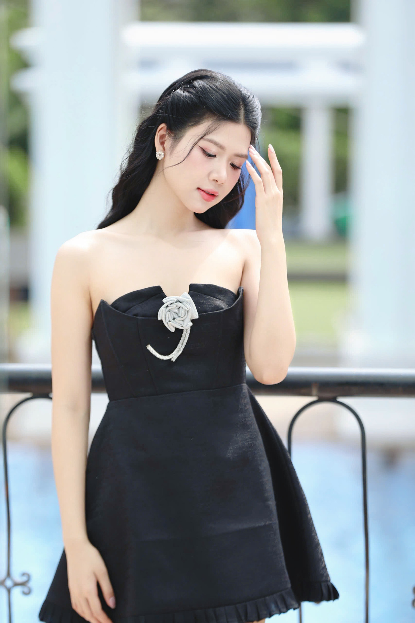 Linh Đan chia sẻ việc học tập ở RMIT và thời gian trao đổi ở Australia giúp cô năng động, tư duy cởi mở hơn tại Hoa hậu Việt Nam. “Tôi thấy vui và bất ngờ vì các thí sinh Hoa hậu Việt Nam đều thân thiện, hòa đồng. Mỗi người có thế mạnh riêng, có cô gái chủ động, linh hoạt, có người lại kỷ luật đúng giờ, chỉn chu trong từng hoạt động, người lại năng động, vui tươi, mang lại nguồn năng lượng tích cực. Tôi học hỏi được ở mọi người rất nhiều”, Linh Đan nói.