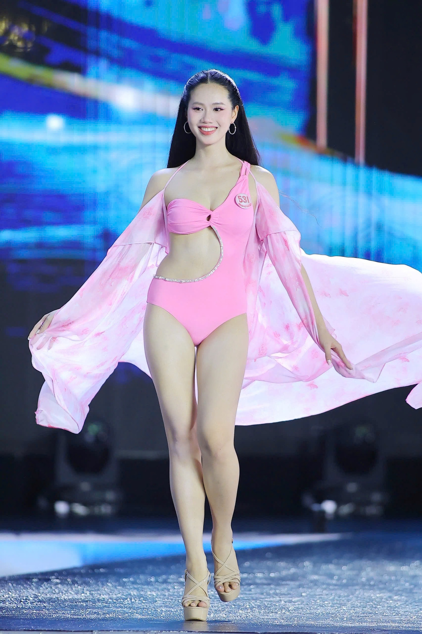 Đoàn Thị Diệu Huyền cao 1,69 m, số đo ba vòng 78-61-91 cm.