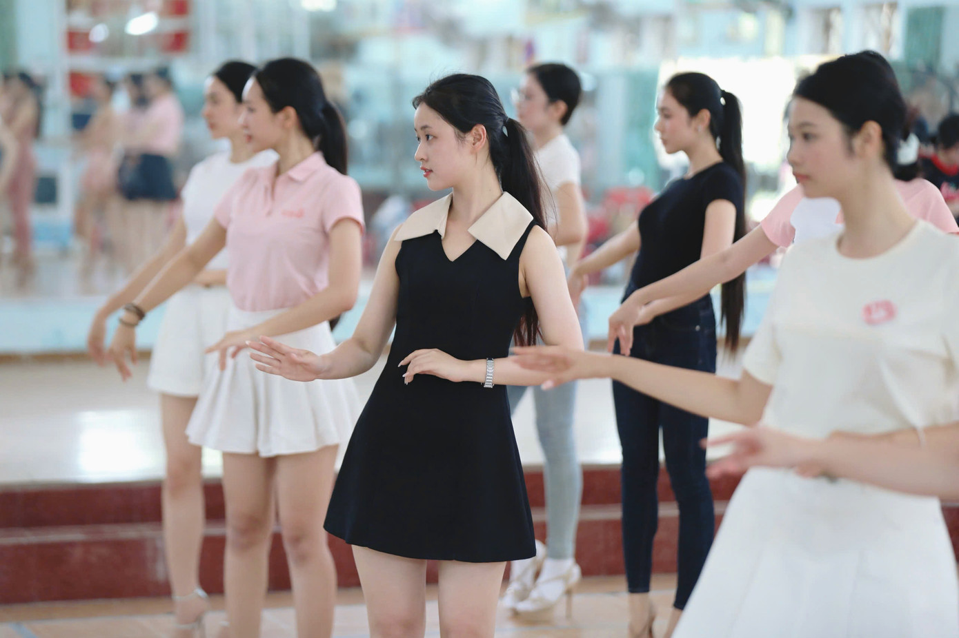 Dù các phần thi bikini, dạ hội đều có nghệ sĩ nổi tiếng biểu diễn chung, Top 25 thí sinh Hoa hậu Việt Nam được xem là trung tâm, đóng vai trò chủ chốt tạo nên thành công của cuộc thi.