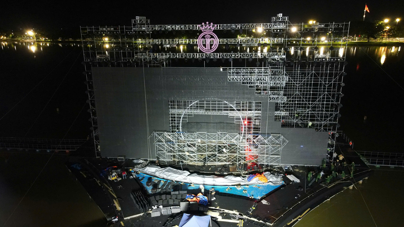 Sân khấu chung kết Hoa hậu Việt Nam 2024 được thiết kế nổi trên mặt nước sông Hương với khoảng 300 tấn thiết bị. Đây cũng là lần đầu trong lịch sử cuộc thi Hoa hậu Việt Nam, sân khấu được thiết kế hoàn toàn trên sông - một lựa chọn táo bạo và mang tính biểu tượng.