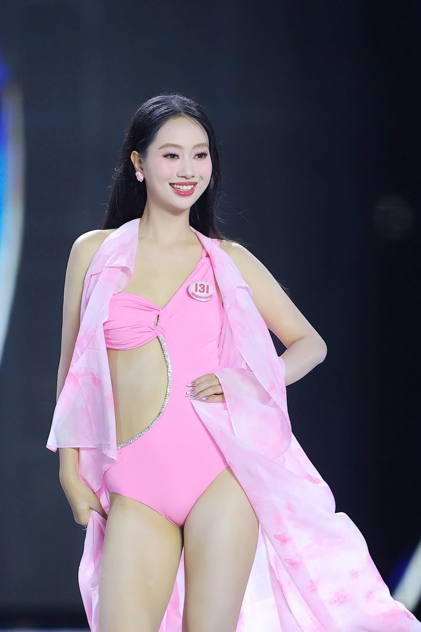 Nguyễn Mai Phương cao 1,68 m, số đo ba vòng 77-59-88 cm.