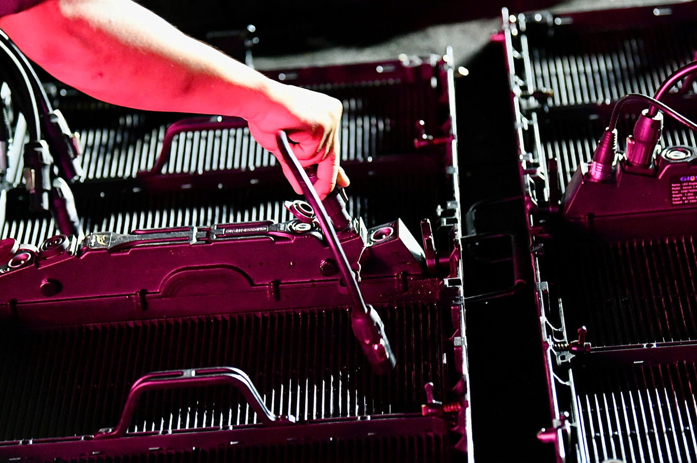 Ông Hoàng Thọ Ninh - Chủ tịch Hội đồng quản trị kiêm Tổng Giám đốc công ty cổ phần Hoàng Thành Media, Phó trưởng ban tổ chức Hoa hậu Việt Nam 2024 - chia sẻ toàn bộ sân khấu và khán đài phải dỡ bỏ và thực hiện gia cố lại. Phần công việc này gần như phải làm lại từ đầu, vì vậy để kịp tiến độ ngày 27/6 đòi hỏi sự nỗ lực nhiều hơn của Hoàng Thành Media bởi thời gian không có nhiều.