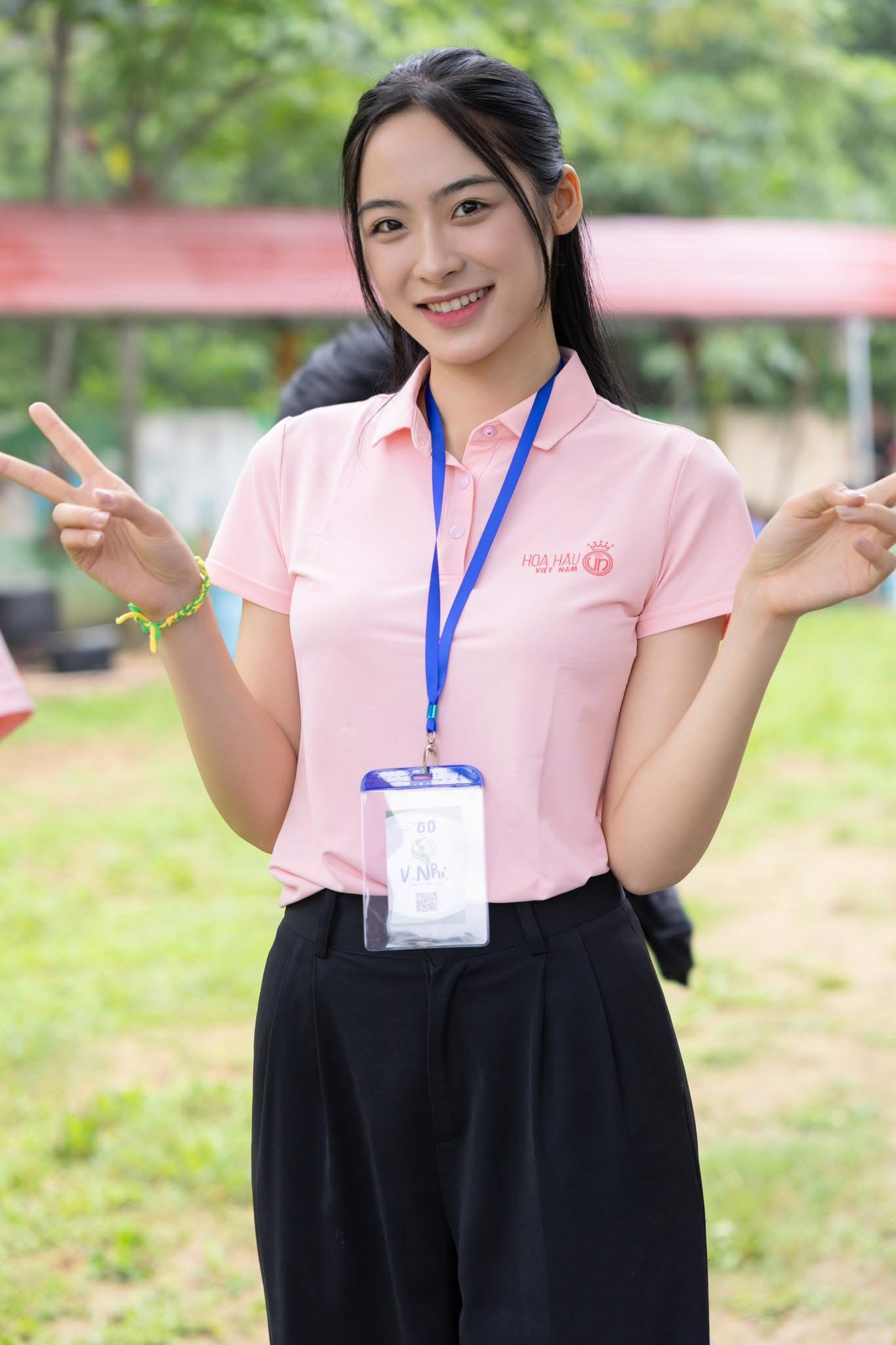 Câu trả lời của Vân Nhi là: "Chúng ta may mắn được cha mẹ cho những cái tên thật hay, thật đẹp. Nhưng cái tên chỉ thật sự hay, ý nghĩa khi được lan tỏa bằng những điều tử tế, những điều tốt đẹp cho cộng đồng. Vì vậy, để cái tên tỏa hương, chúng ta phải không ngừng cố gắng. Và tôi là Nguyễn Thị Vân Nhi, đến với Hoa Hậu Việt Nam mong muốn lan tỏa thật nhiều điều có ích".