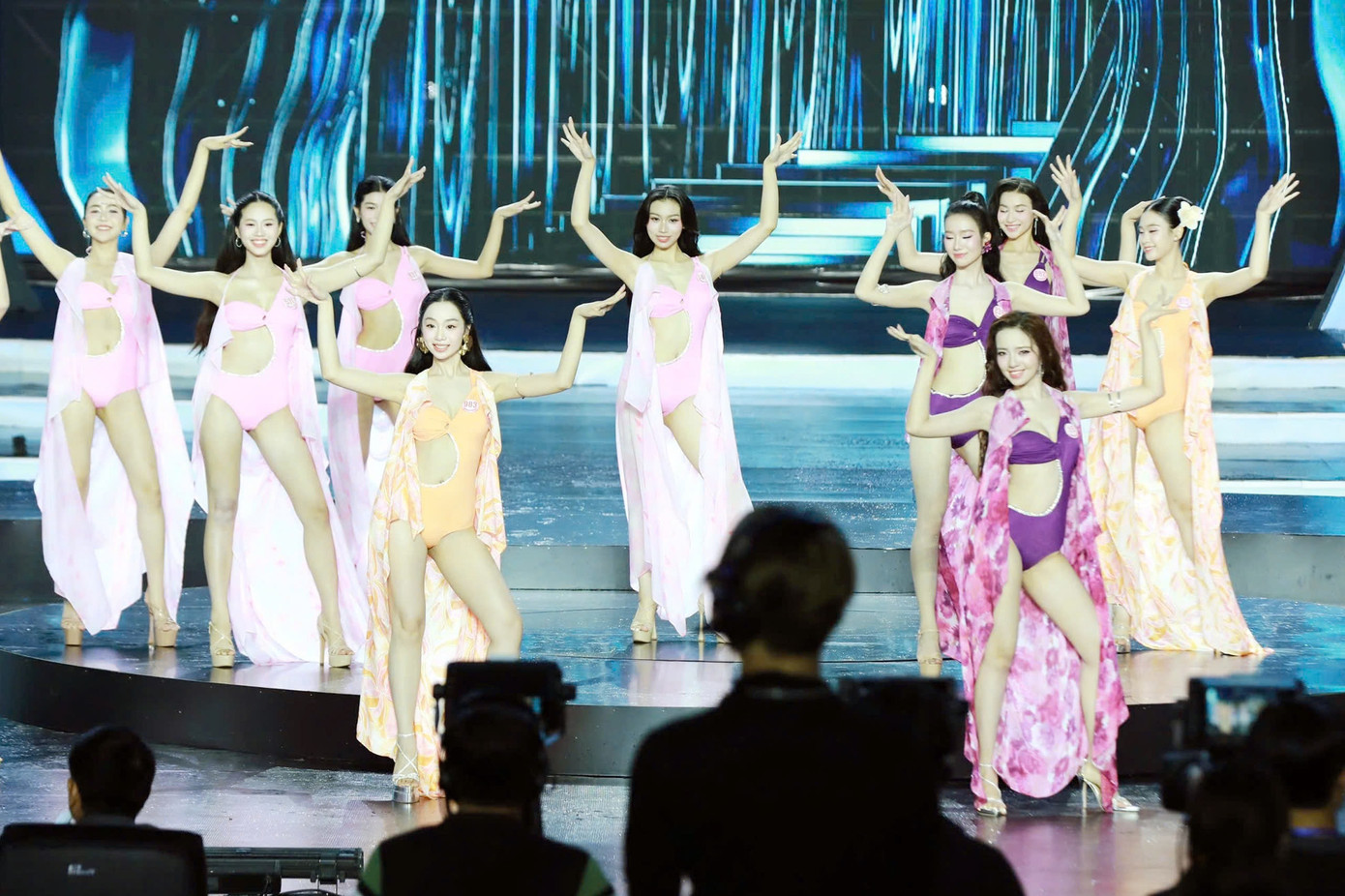 Sau màn trình diễn áo dài, 25 thí sinh Hoa hậu Việt Nam 2024 bước vào phần thi bikini. Đây là phần thi mang đến khía cạnh khác trong hành trình tỏa sáng của các cô gái - đó là vẻ đẹp hình thể, sức sống nội tại và một tinh thần lạc quan.