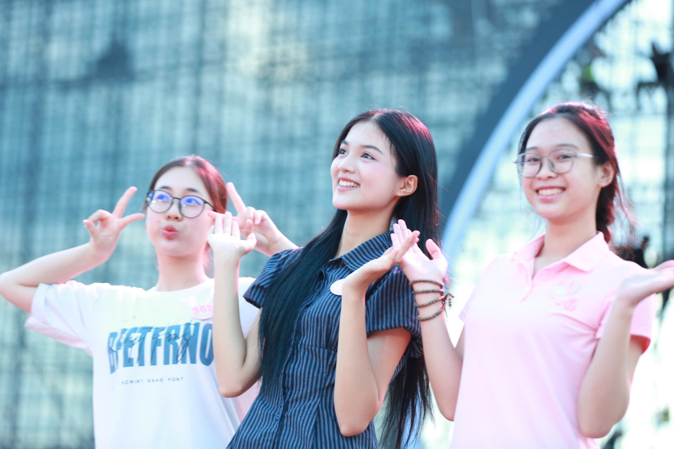 Khoảnh khắc thí sinh Hoa hậu Việt Nam cùng nhau tạo nên những kỷ niệm đẹp ở hậu trường cuộc thi.