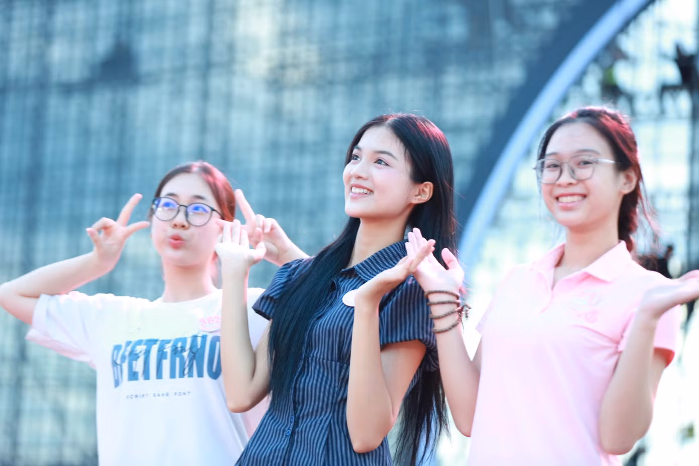 Khoảnh khắc thí sinh Hoa hậu Việt Nam cùng nhau tạo nên những kỷ niệm đẹp ở hậu trường cuộc thi.