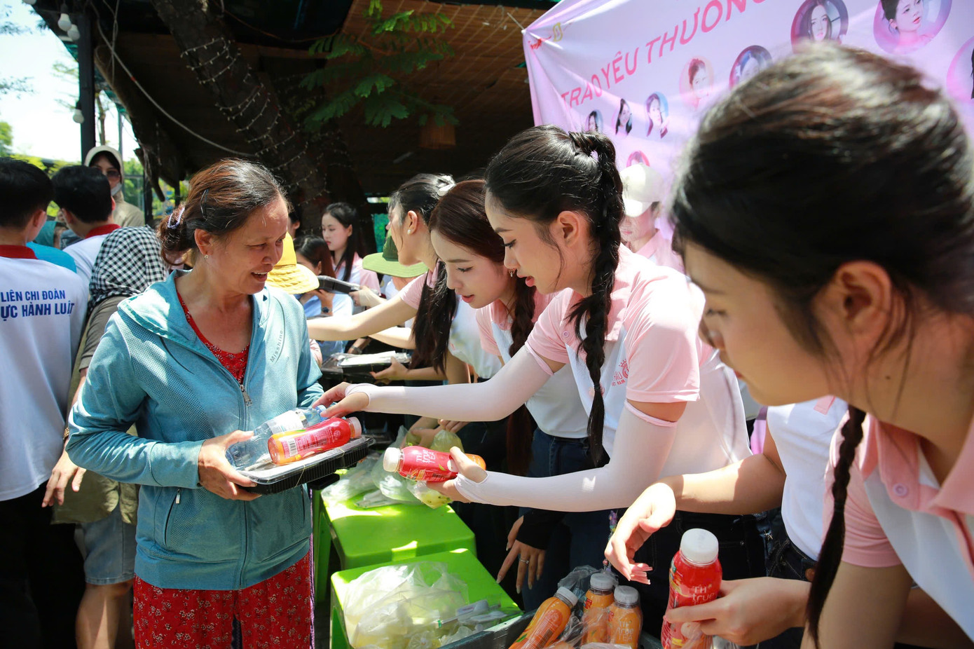 Hàng trăm người dân xếp hàng nhận cơm. Họ là những người lao động thu nhập thấp, bệnh nhân đang điều trị tại Bệnh viện Trung ương Huế hay người lang thang, cơ nhỡ, bán hàng rong...