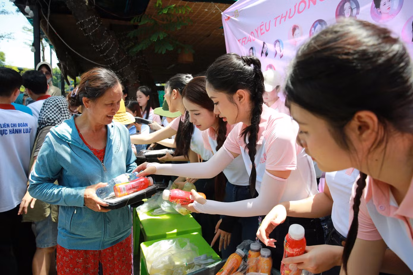 Hàng trăm người dân xếp hàng nhận cơm. Họ là những người lao động thu nhập thấp, bệnh nhân đang điều trị tại Bệnh viện Trung ương Huế hay người lang thang, cơ nhỡ, bán hàng rong...
