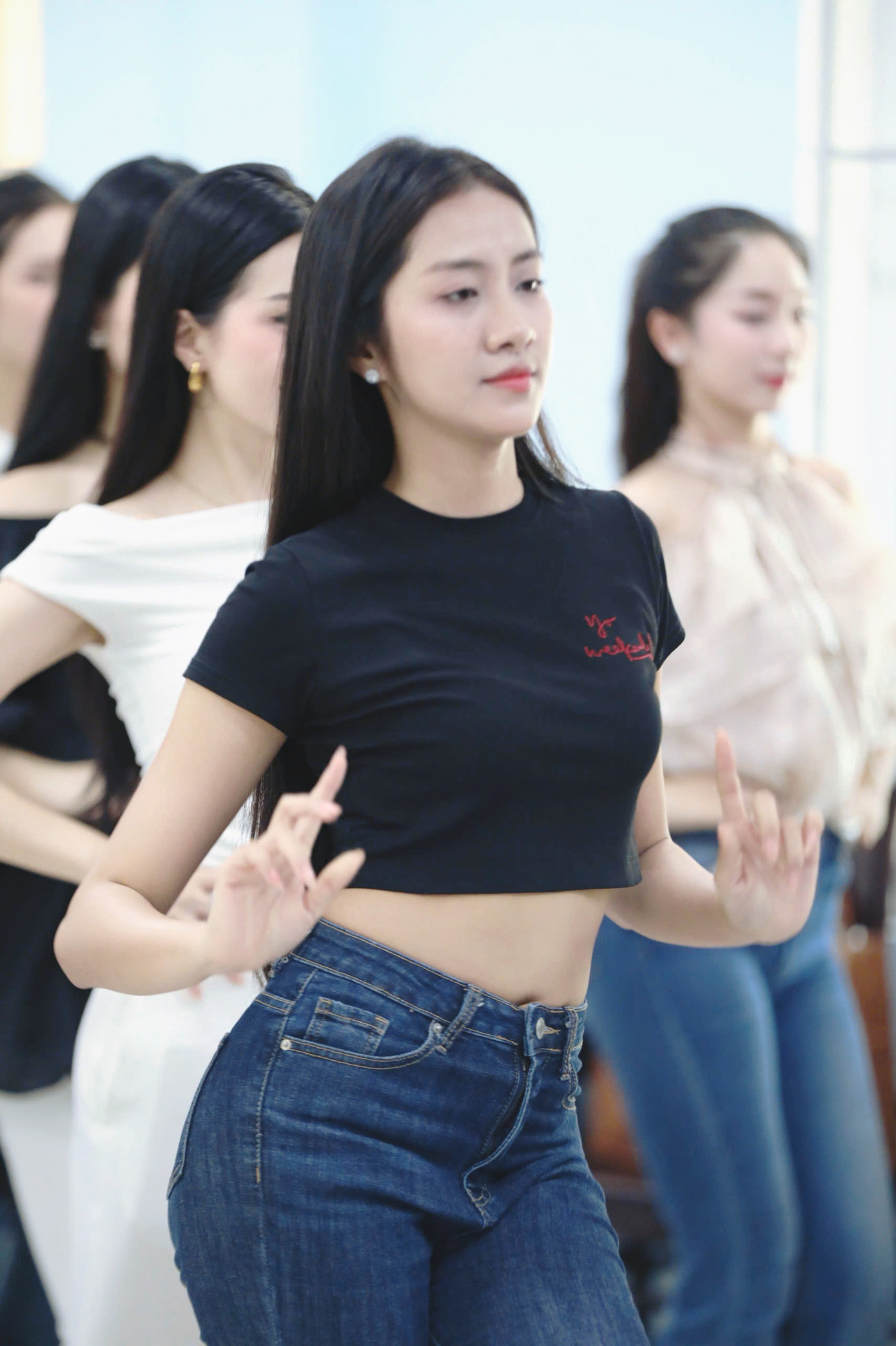 Thí sinh Hà Trúc Linh cảm nhận âm nhạc và vũ đạo của màn đồng diễn bikini ở chung kết Hoa hậu Việt Nam 2024 hiện đại, phù hợp với năng lượng của gen Z.