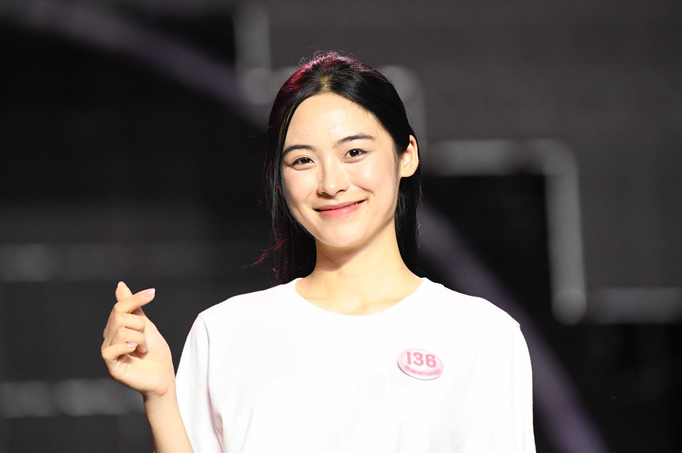 Sau khi giành danh hiệu Á hậu 2 của cuộc thi Hoa hậu Việt Nam 2024, những hình ảnh đời thường của Vân Nhi thu hút sự quan tâm của khán giả. Nguyễn Thị Vân Nhi sinh năm 2005, đến từ Hải Phòng, là sinh viên Đại học Phenikaa (Hà Nội).