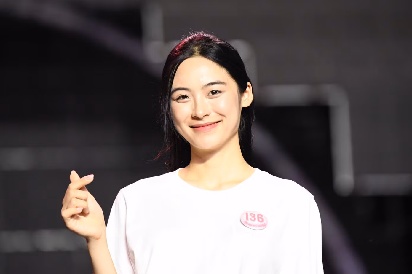 Sau khi giành danh hiệu Á hậu 2 của cuộc thi Hoa hậu Việt Nam 2024, những hình ảnh đời thường của Vân Nhi thu hút sự quan tâm của khán giả. Nguyễn Thị Vân Nhi sinh năm 2005, đến từ Hải Phòng, là sinh viên Đại học Phenikaa (Hà Nội).