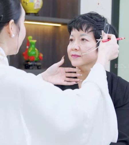 Việc nghệ sĩ Việt nhận quảng cáo tràn lan, thậm chí bất chấp khiến công chúng thất vọng, mất niềm tin. Việc nghệ sĩ Việt nhận quảng cáo tràn lan, thậm chí bất chấp khiến công chúng thất vọng, mất niềm tin.