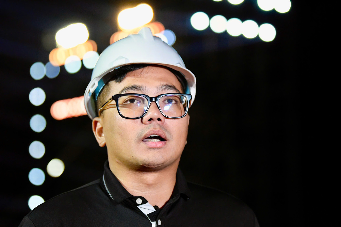 Trao đổi với Tiền Phong, ông Ngô Quang Việt, đại diện đơn vị giám sát và thi công cho biết khoảng 400 công nhân làm việc xuyên ngày đêm để kịp tiến độ bàn giao sân khấu trước chung kết Hoa hậu Việt Nam 2024.