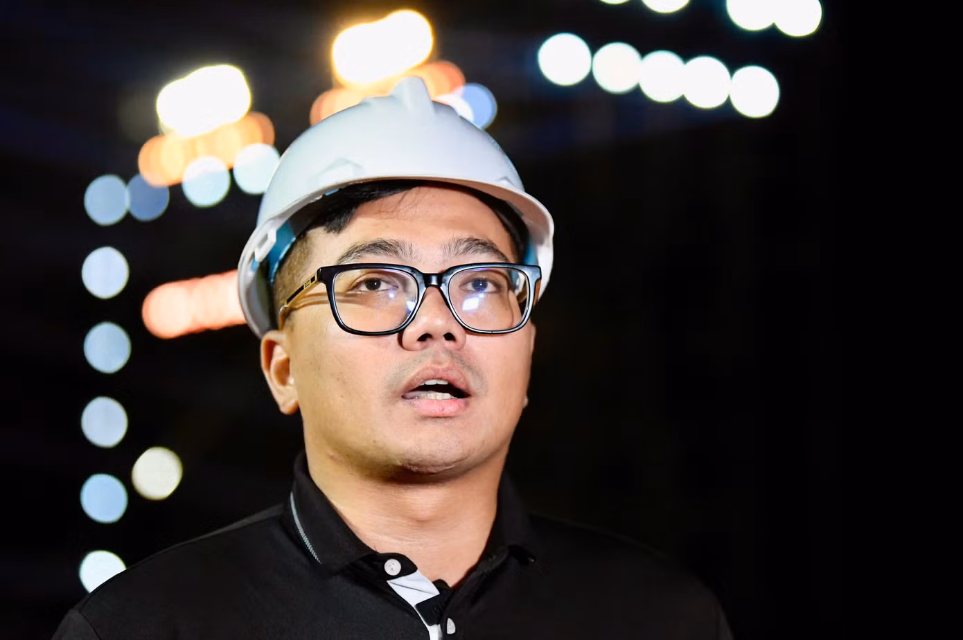 Trao đổi với Tiền Phong, ông Ngô Quang Việt, đại diện đơn vị giám sát và thi công cho biết khoảng 400 công nhân làm việc xuyên ngày đêm để kịp tiến độ bàn giao sân khấu trước chung kết Hoa hậu Việt Nam 2024. Trao đổi với Tiền Phong, ông Ngô Quang Việt, đại diện đơn vị giám sát và thi công cho biết khoảng 400 công nhân làm việc xuyên ngày đêm để kịp tiến độ bàn giao sân khấu trước chung kết Hoa hậu Việt Nam 2024.