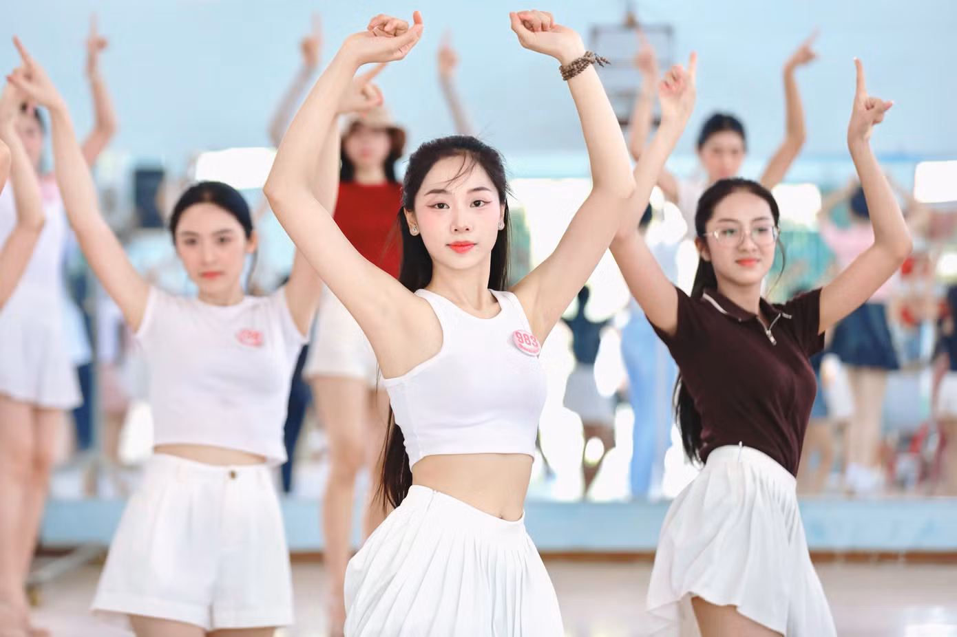 "Chỉ còn 4 ngày nữa là đến đêm chung kết. Giống các thí sinh khác, tôi khát khao được tỏa sáng và chạm tay tới ngôi vị cao nhất. Nhưng hơn cả danh hiệu, tôi mong rằng những nỗ lực không ngừng nghỉ của mình sẽ được ghi nhận và để lại ấn tượng tốt đẹp, đầy cảm hứng, tích cực", thí sinh Phạm Thùy Dương nói.
