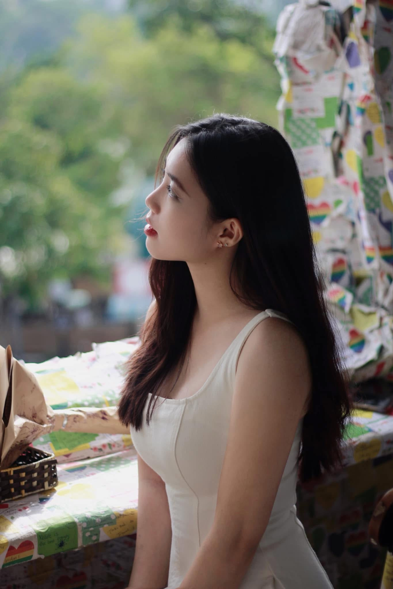 Châu Anh sinh năm 2004, đến từ Hà Nội, trong một gia đình có truyền thống quân đội. Cả ông nội và bố cô đều làm việc trong quân đội. Châu Anh tự hào khi được khoác lên mình bộ quân phục và thấy bản thân trưởng thành hơn khi ở trong môi trường kỷ luật.