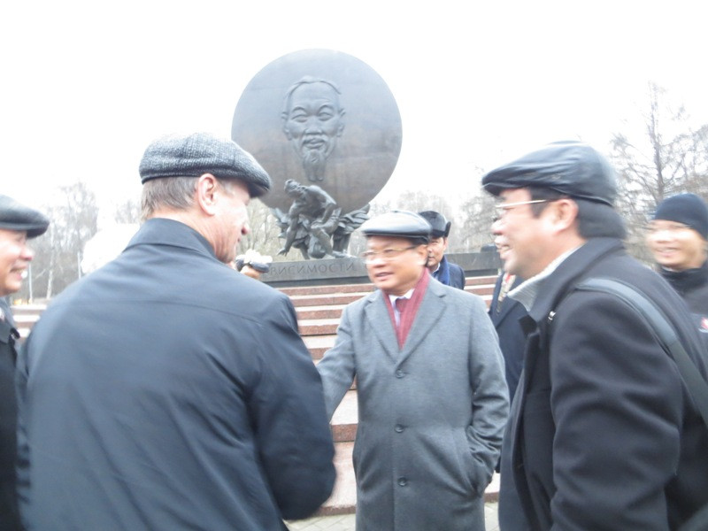 Niềm vui gặp mặt. Bí thư Thành Ủy Hà Nội và GS Buyanov – Chủ tịch Hội Hữu nghị Nga – Việt