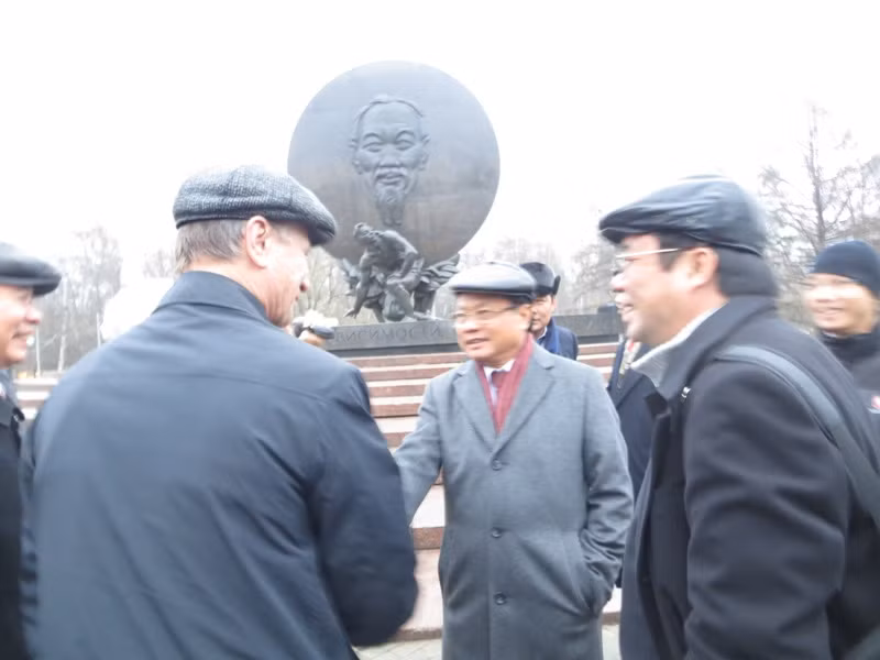 Niềm vui gặp mặt. Bí thư Thành Ủy Hà Nội và GS Buyanov – Chủ tịch Hội Hữu nghị Nga – Việt