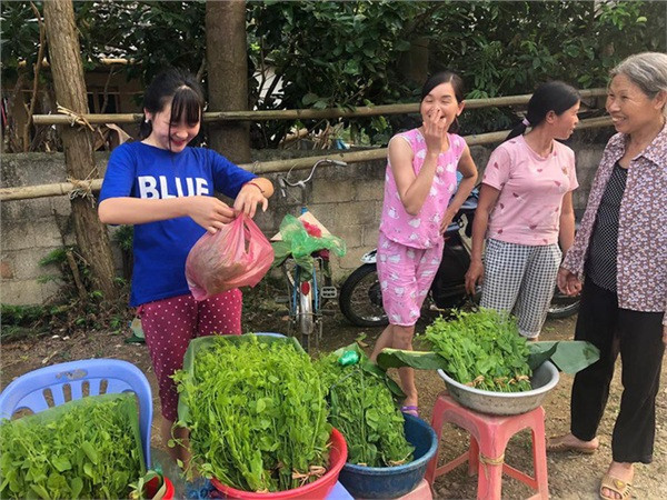 Cô bé bán rau rừng 'duyên ơi là duyên' khiến dân mạng phát sốt ảnh 3