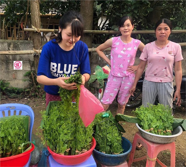 Cô bé bán rau rừng 'duyên ơi là duyên' khiến dân mạng phát sốt ảnh 1