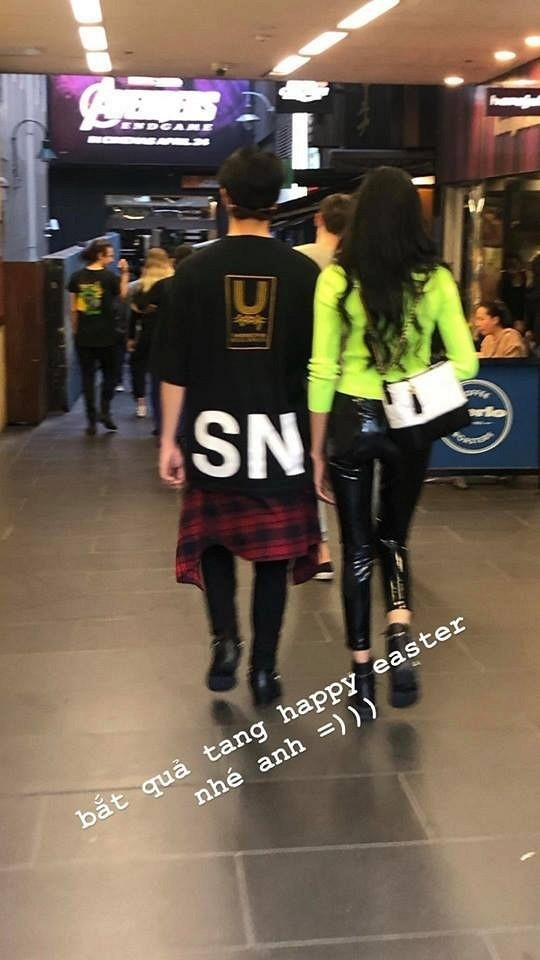 Showbiz 22/4: Lộ ảnh Á hậu Hoàng Thùy hẹn hò diễn viên Rocker Nguyễn? ảnh 1