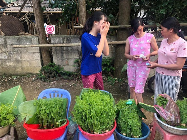 Cô bé bán rau rừng 'duyên ơi là duyên' khiến dân mạng phát sốt ảnh 4