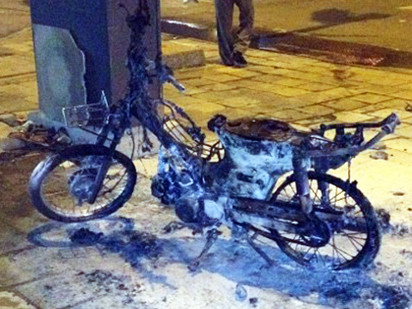 Xe máy cháy trơ khung. Ảnh: An Nhơn. Xe máy cháy trơ khung. Ảnh: An Nhơn