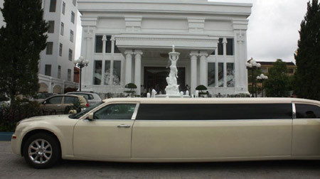 Siêu xe Limousine dài gần 9m xôn xao Nghệ An ảnh 1