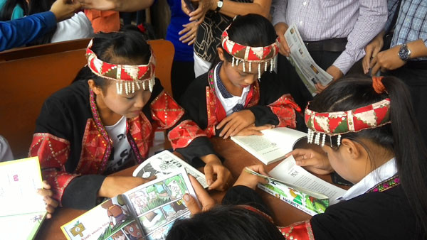 Tặng sách vở và chăn ấm cho học sinh biên giới Hà Giang ảnh 5