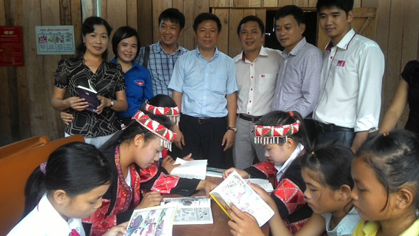 Tặng sách vở và chăn ấm cho học sinh biên giới Hà Giang ảnh 4