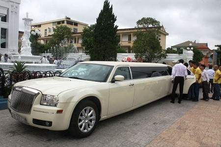 Siêu xe Limousine dài gần 9m xôn xao Nghệ An ảnh 3