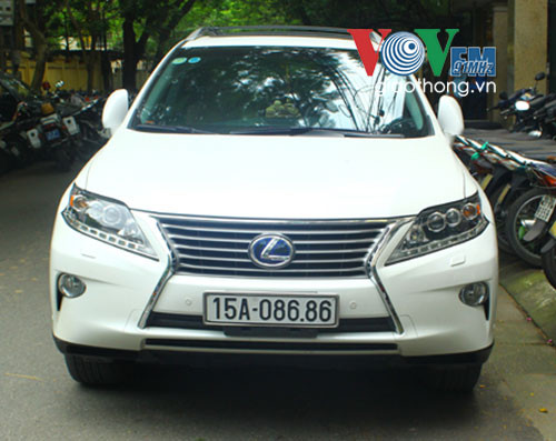 Ba người đàn ông đem súng trên siêu xe lên Thủ đô ảnh 1