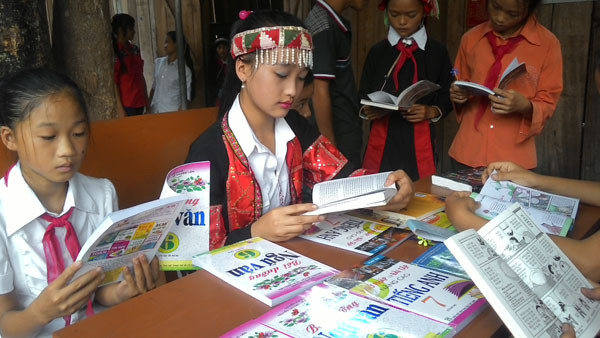 Tặng sách vở và chăn ấm cho học sinh biên giới Hà Giang ảnh 6