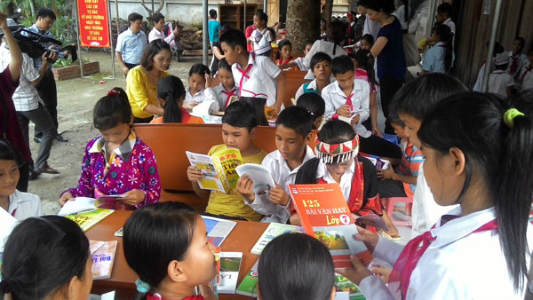 Tặng sách vở và chăn ấm cho học sinh biên giới Hà Giang ảnh 7