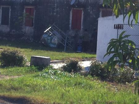 Bồn nước rơi đè hai học sinh chết thảm ảnh 1