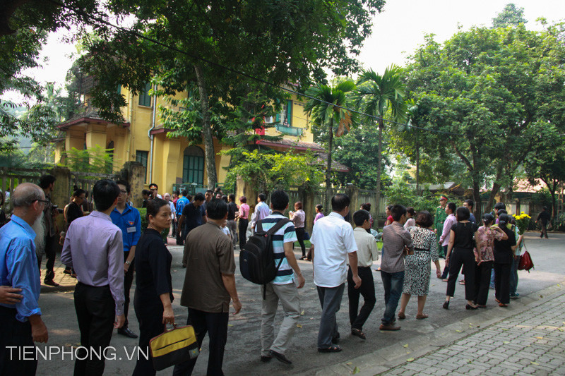 tới 15h30 hàng ngàn người vẫn xếp hàng, trật tự để vào tưởng niệm Đại tướng