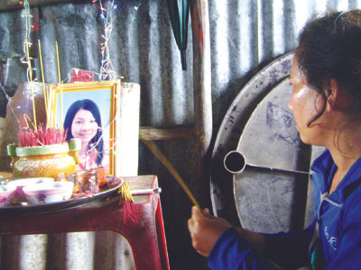 Chị Kim Huệ trước bàn thờ con