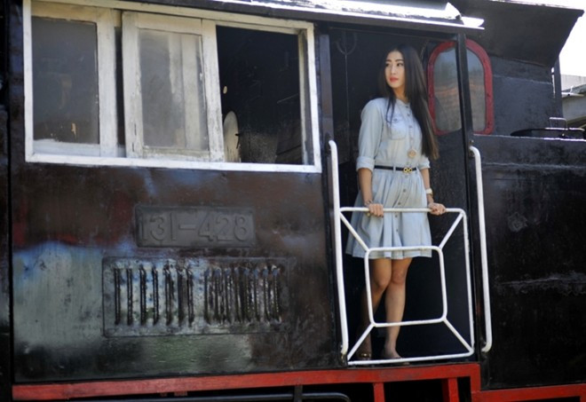 Không giống những bộ ảnh sexy, nóng bỏng gây sốt trước, lần này DJ Oxy ăn diện kín đáo, nhẹ nhàng trong không gian cổ kính 